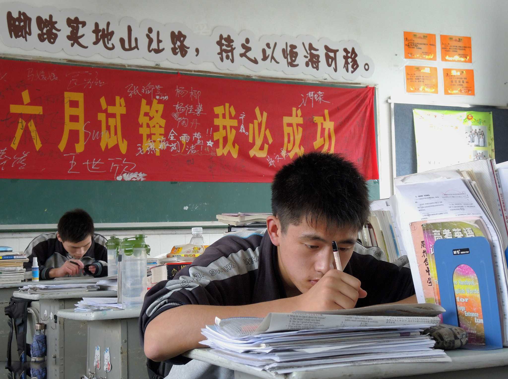 英语课代表在教室帮我弄 英语课代表趴下让我操