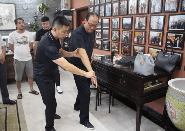 《武术世家"何氏散手"——实战》节选:细心揣摩 精益求精_何伟