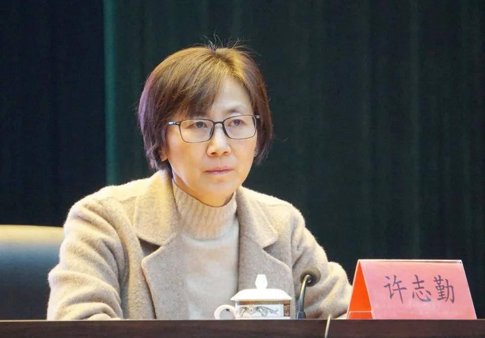 随后高三年级主任黄波就"新高考适应性演练模拟志愿填报"做政策宣讲.