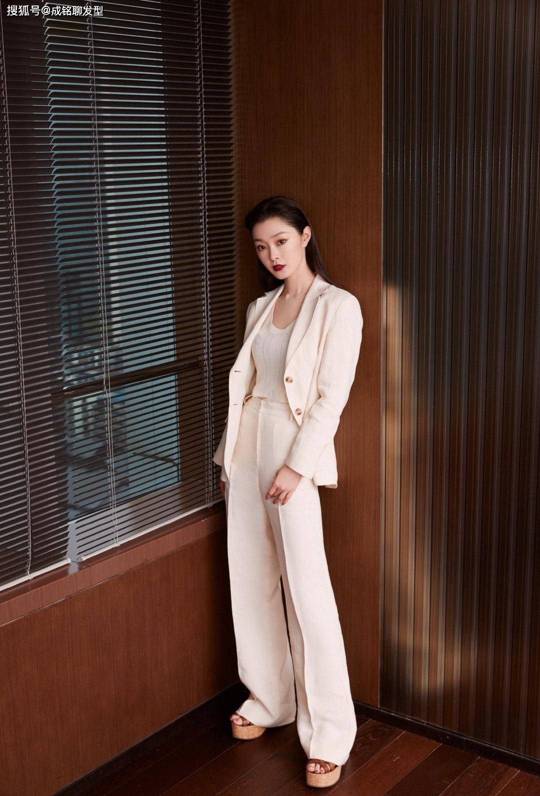 原创清纯女神宋轶再添新造型白色西装配背头发型清新随性优雅自然