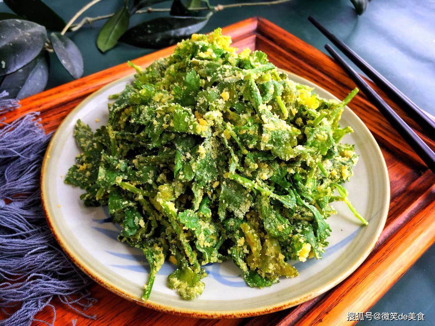 刮油清肠的玉米面蒸芹菜叶清香营养有诀窍不粘不坨不发黄