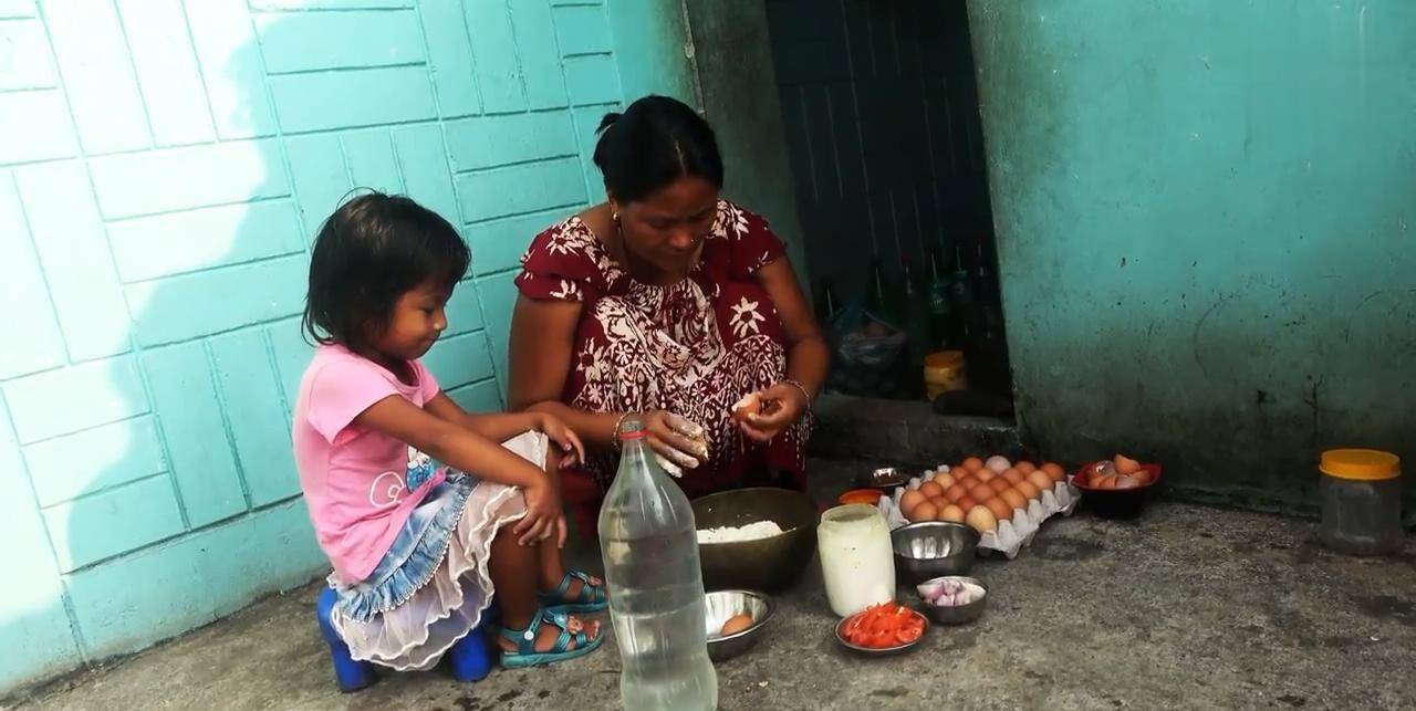 尼泊尔富人家的生活，跟穷人比差别太大了，吃的菜品花样多