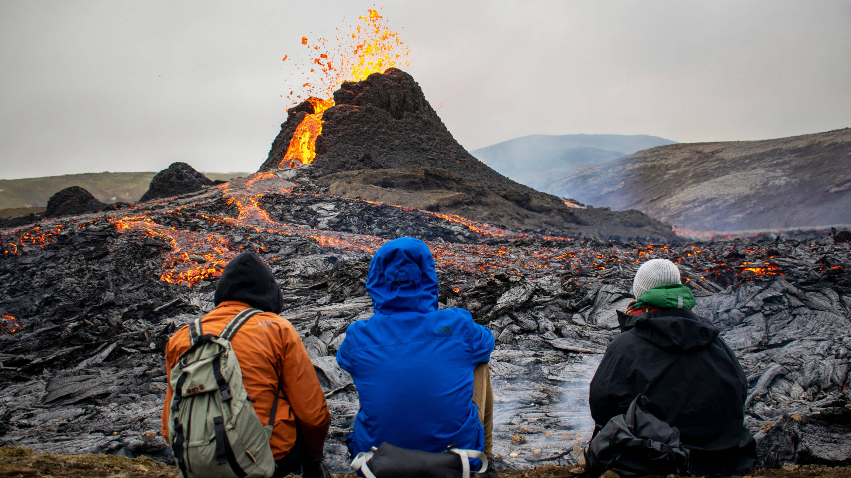 冰岛以火山活动闻名,有32个活跃的火山系统;这是因为该岛位于中大西洋