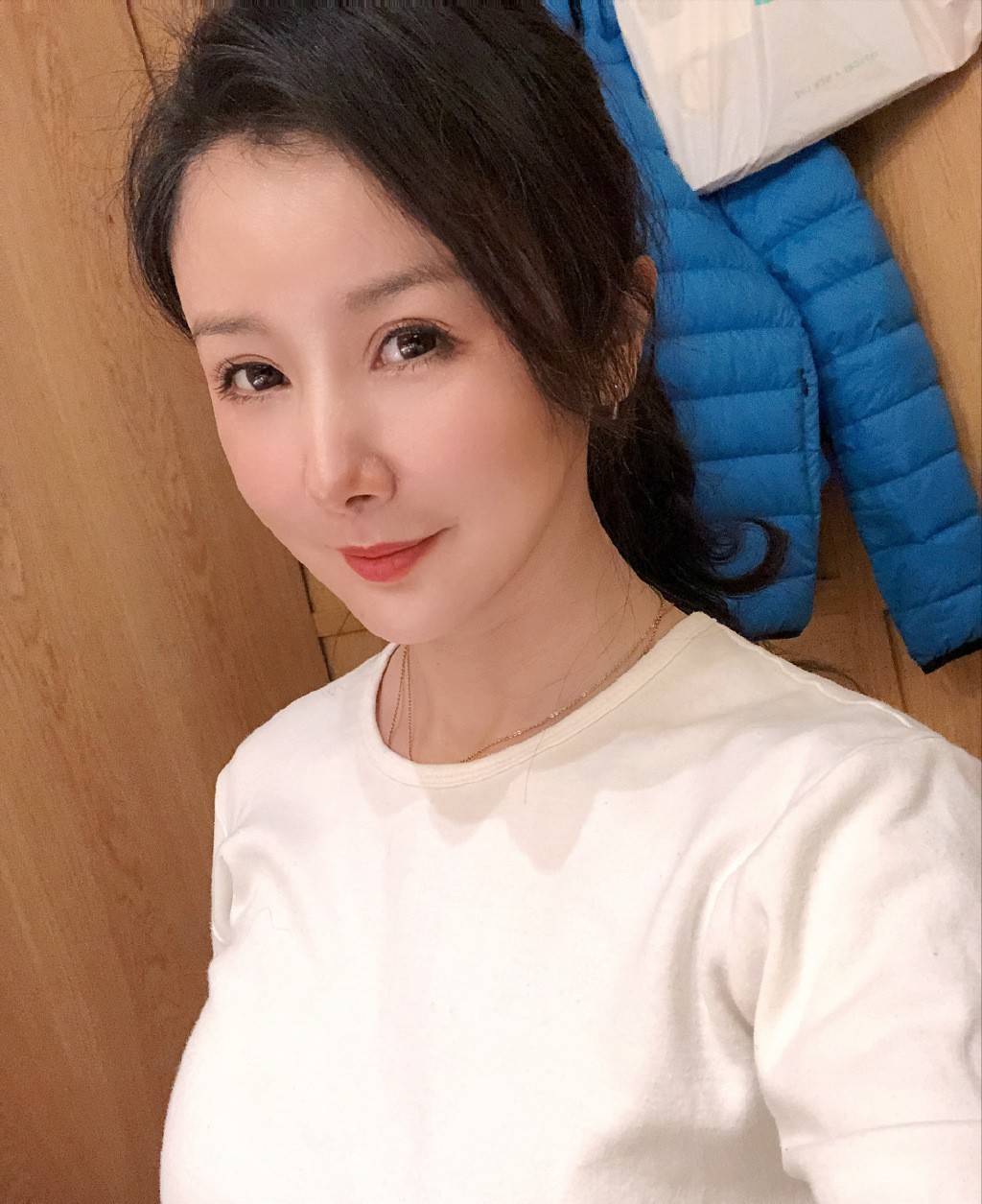 "古装女神"孙菲菲晒近照,对着镜头眨眼卖萌,脸部僵硬认不出