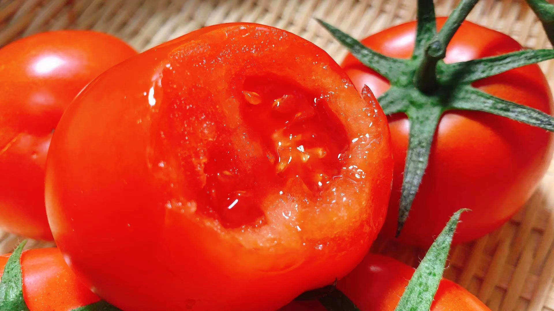 其实我们在买番茄时,一定要注意番茄蒂周围的叶子,因为有的番茄有6片