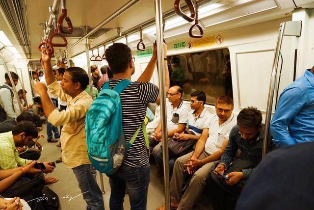 中国游客在印度新德里坐地铁，干净整洁、井然有序：真不比中国差