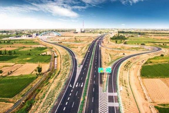 中国最“寂寞”的高速公路，花费370亿建造，为何路上看不到车？