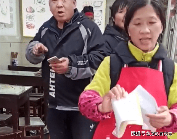 扬州一男子嫌景区饭菜太贵，与店家起争执，路人接过菜单：不贵