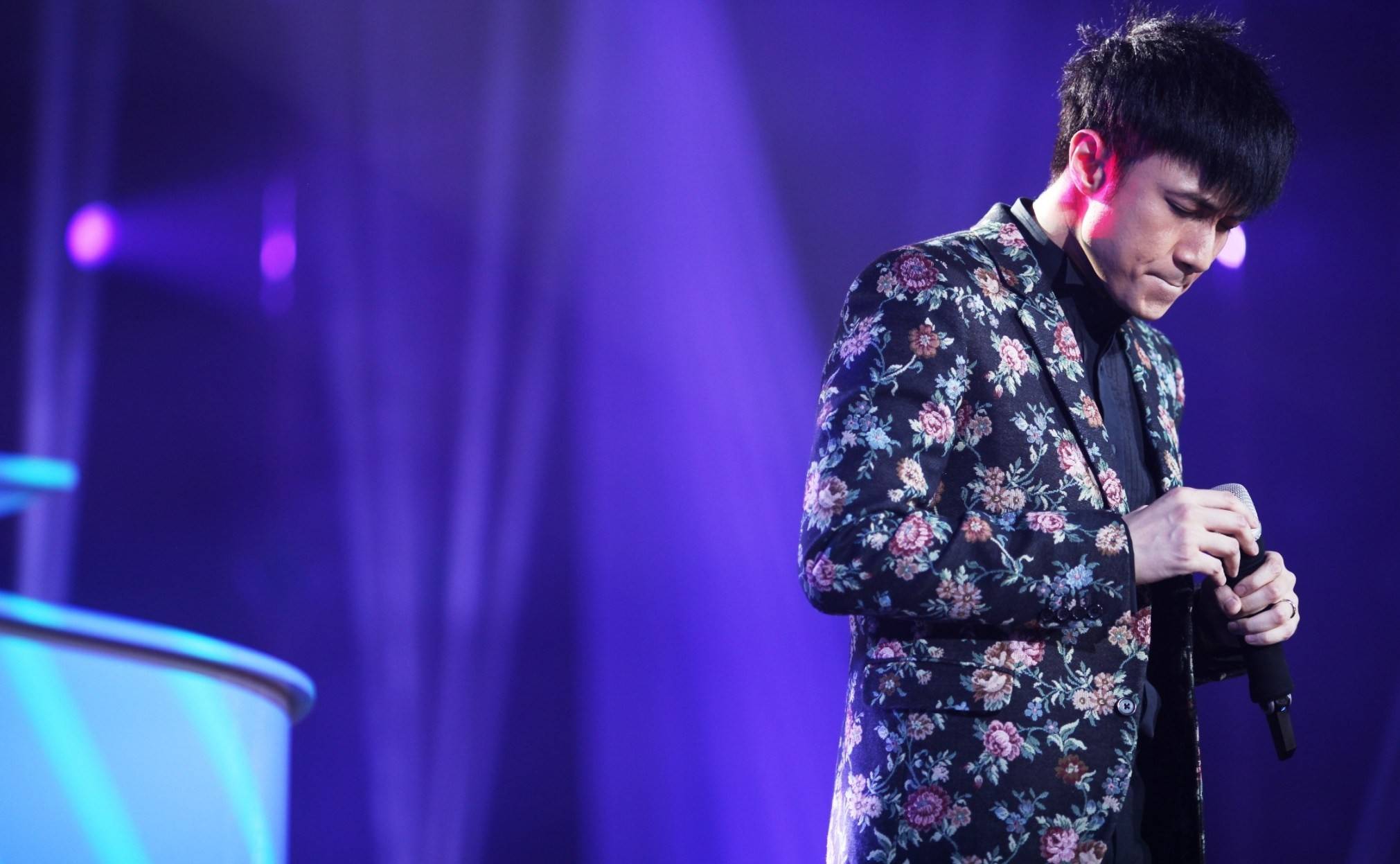 王菲前任破产现任危机!谢霆锋被曝投资失利 过亿港元铺位大跌3成