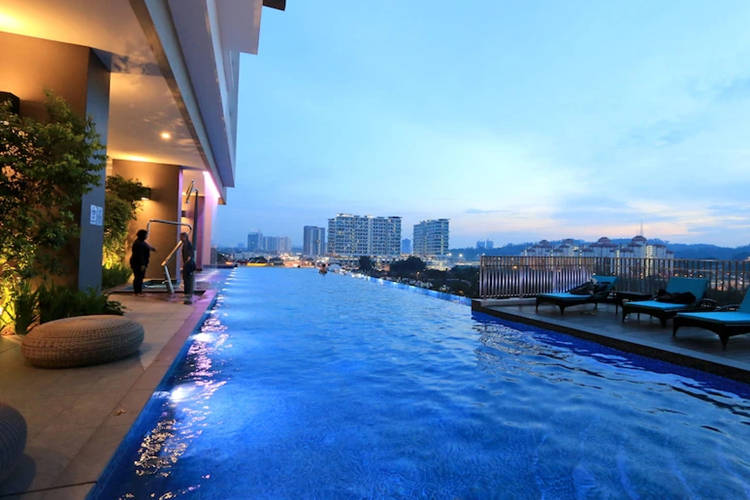 酒店无边透明游泳池-马来西亚阿凡塔斯公寓案例
