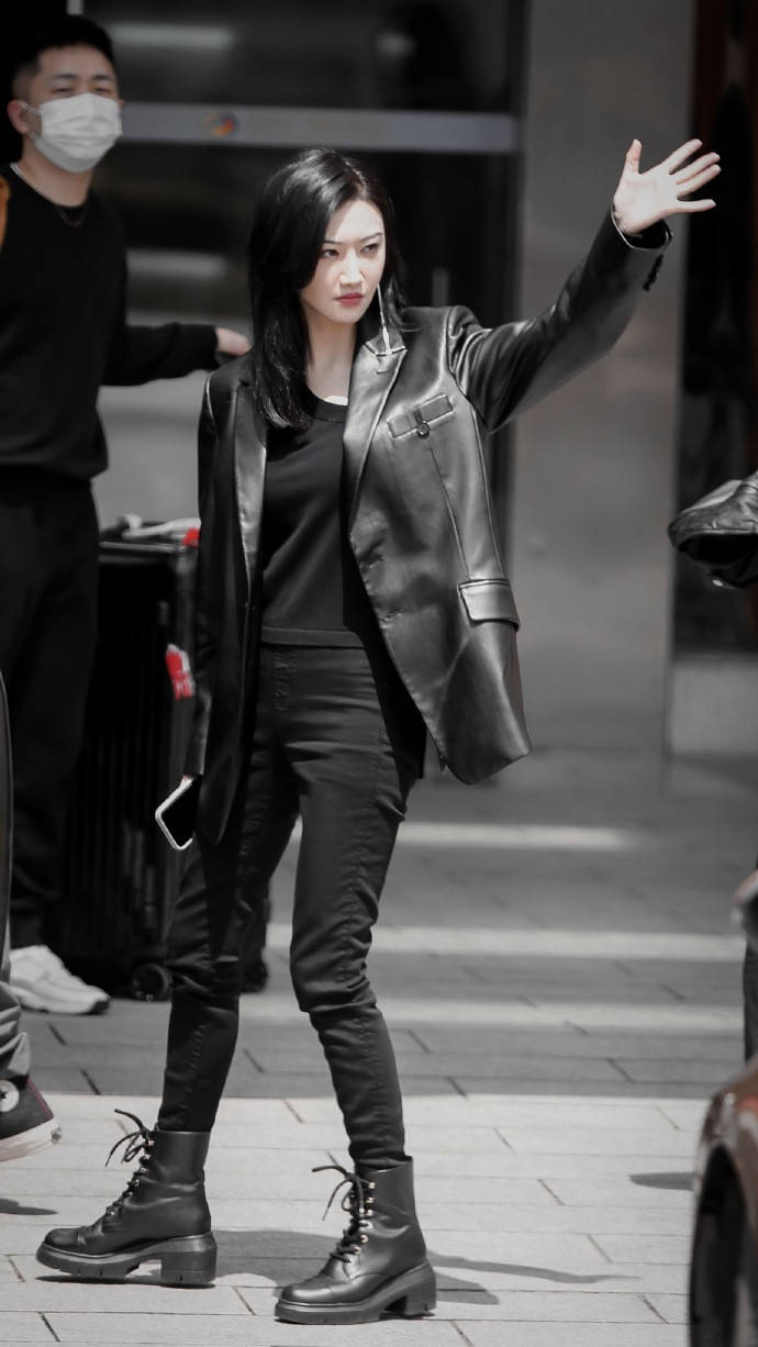 原创景甜街拍真酷身穿皮衣脚踩马丁靴不愧是女王大人