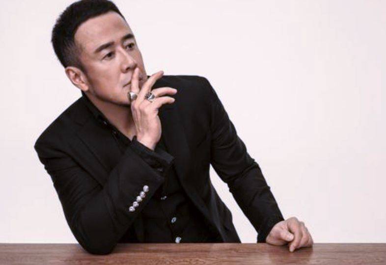 从乐坛前辈到街边商演 要开32场演唱会的杨坤成了笑话 因为