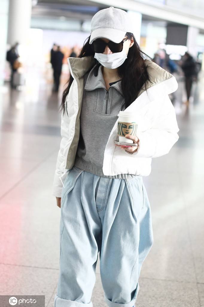 "表情包女孩"金靖,运动风穿搭潮感十足