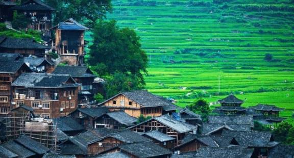 中国最大的苗寨，千户人家同住一起，一年接待游客600多万！