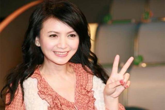 后来她和出了名的花花公子陈庭威走在一起.