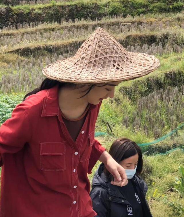 赵丽颖现身工地拍戏,双手沾满灰尘,指挥工人干活走路架子超飒!_农活