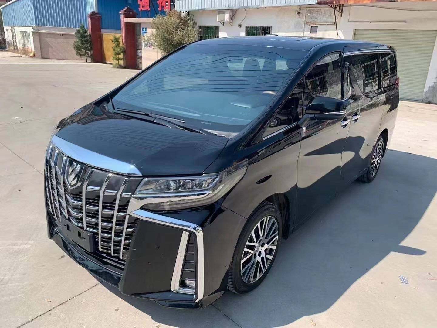 21款埃尔法仅49万宏伟的外观奢华的配置堪称陆地头等舱