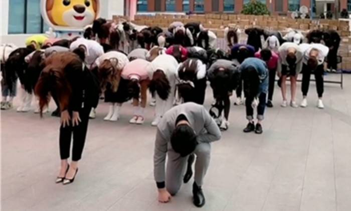 辛巴下跪 接用户回家 快手一哥还能找回他的江湖吗 直播