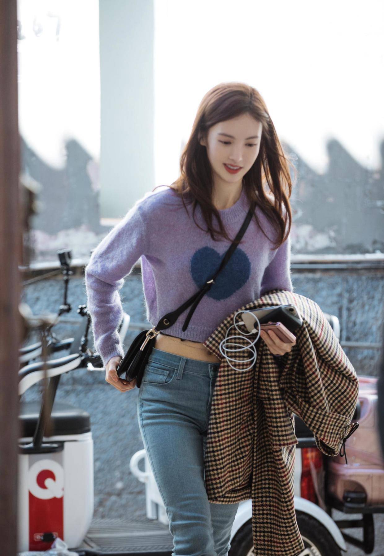 金晨能这么火是有原因的绿色针织衫搭碎花半身裙抢眼抢镜