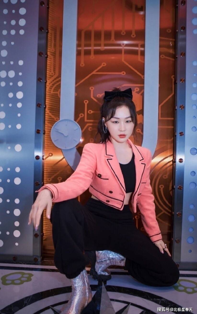 想不到金靖这么时髦穿牛仔裤卷起来一边高一边低配白袜真抢镜