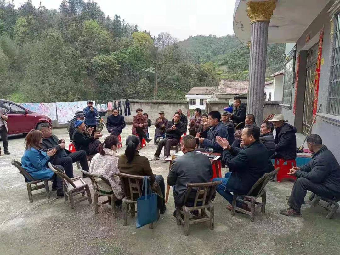 澧县甘溪滩镇屋场会上听民意凝心聚力解民忧