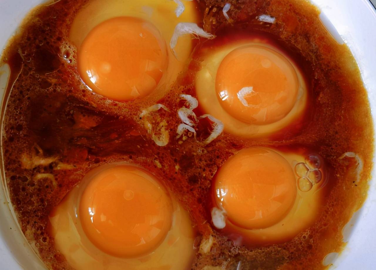 早餐别老是豆浆油条,学做这东北卧鸡蛋,十分钟搞定,营养又好吃_盛出来