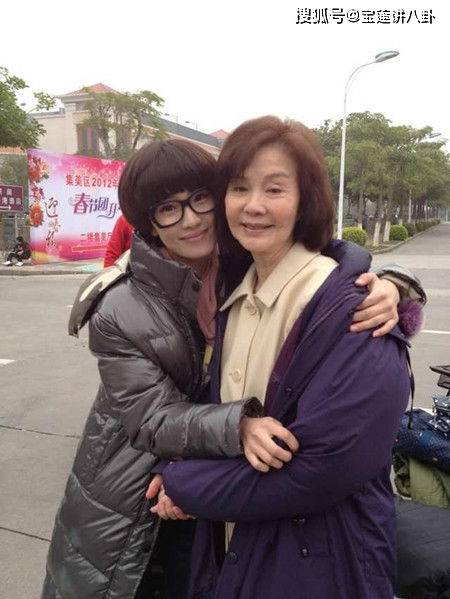 归亚蕾近照,丈夫是她初恋,有两个女儿都很漂亮_张梦奎