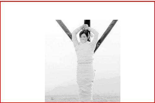 点天灯,就是把犯人的衣服剥下来,用布裹紧,然后把衣服浸在油箱里,直到