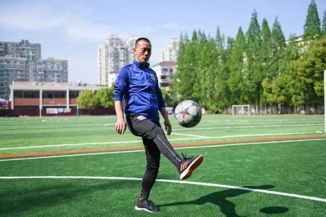 他曾是上海足球队的边路快马五运会上演一条龙世界波的李中华