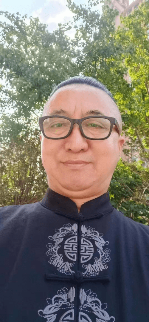 马坚,男,回,1983年生于乌市,多重残疾.