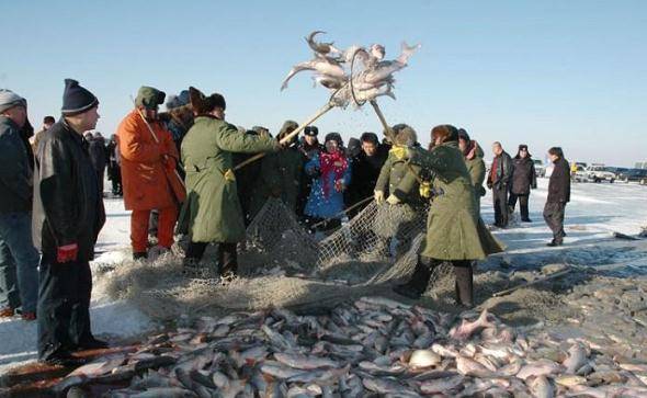 吉林查干湖冬捕，鱼被人们堆成小山，每一年都办为什么那么贵？