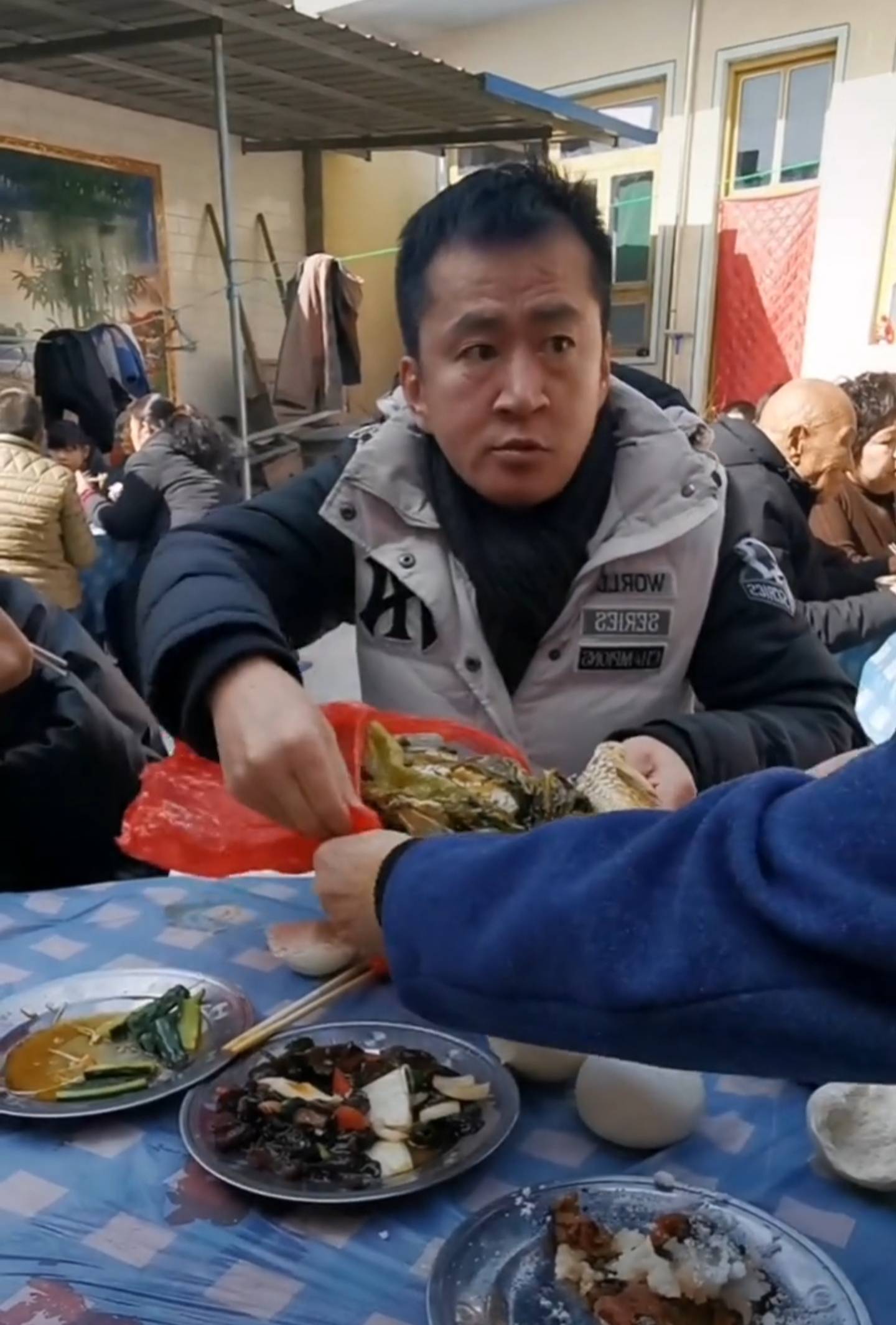 老戏骨李嘉明家中太破旧爸爸患癌不能动自己还和农妇抢剩菜