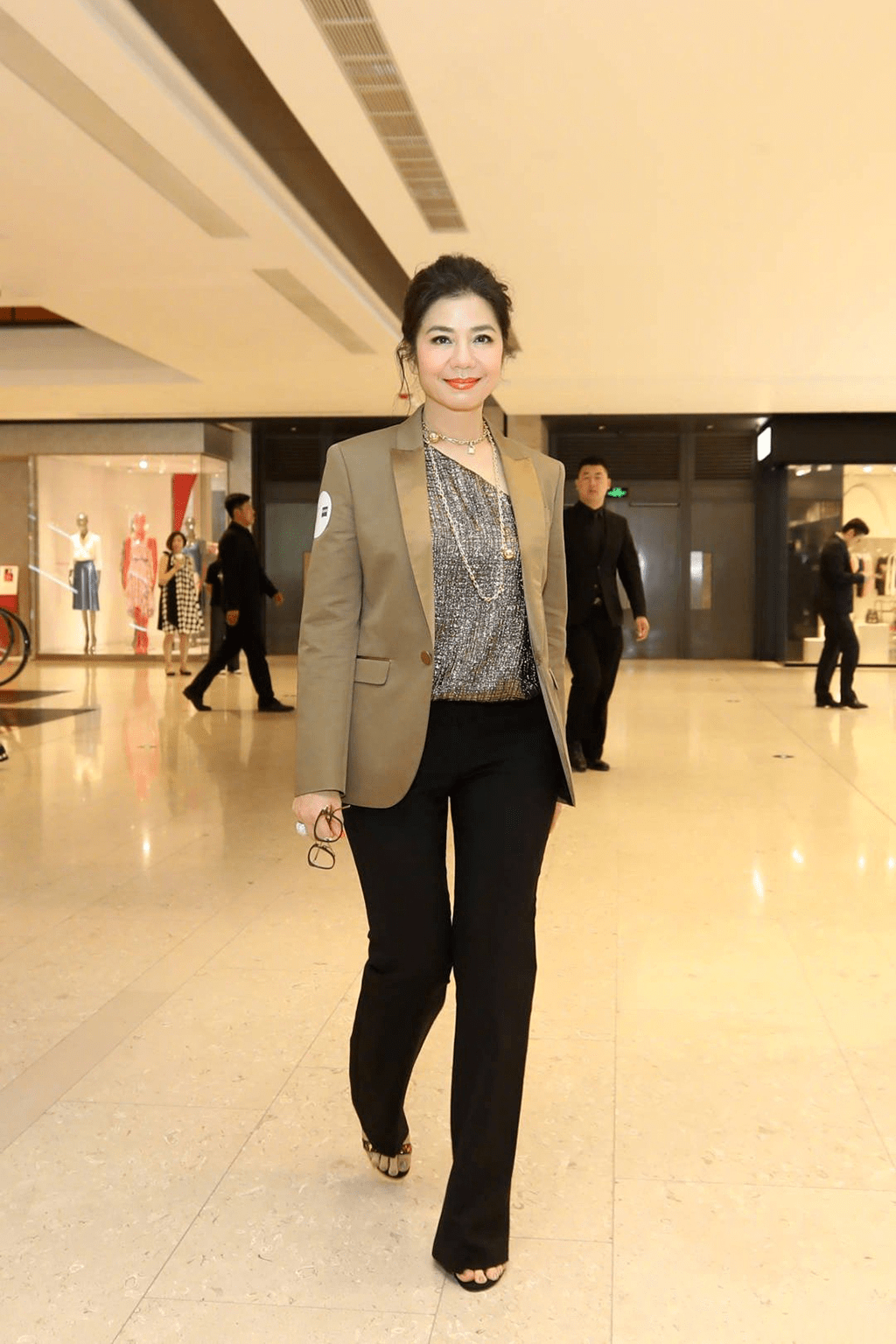 原创钟楚红已是61岁的大婶年纪穿一条拼色设计蕾丝连衣裙气质出众