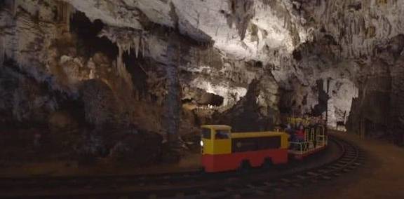 世界上最大的溶洞之一，深115米长27公里，游客需要坐火车游览！