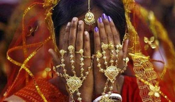 为何在印度贫民窟，女人住着破房子，却几乎都在“穿金戴银”？