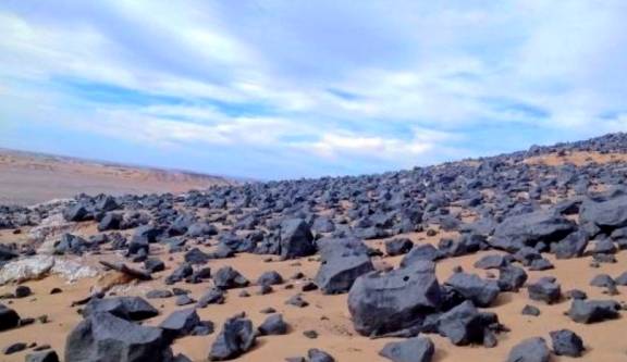 世界上唯一的沙漠世界遗产，沙地上遍布火山熔岩，水源全都不能喝