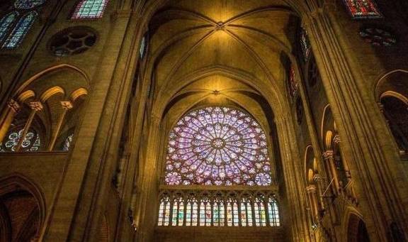 世界上最具代表性的哥特式教堂，是巴黎地标之一，因一部名著闻名