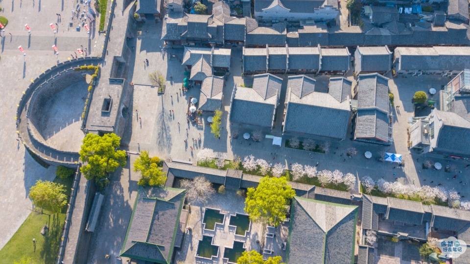 被誉为北京八达岭的“蓝本”，又称江南长城，距今有1600多年历史