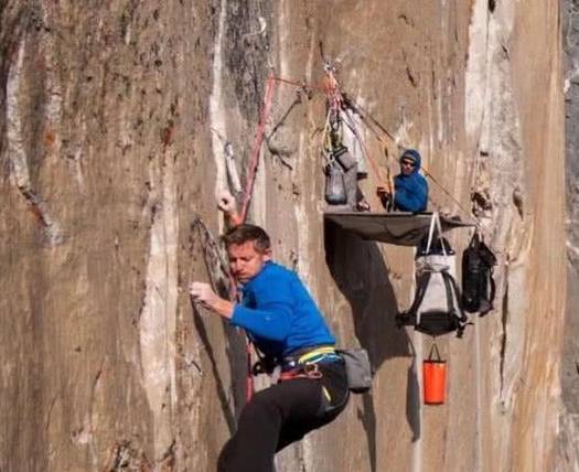 世界上唯一不怕强拆钉子户，挂在914米悬崖，靠四根钉子睡觉！