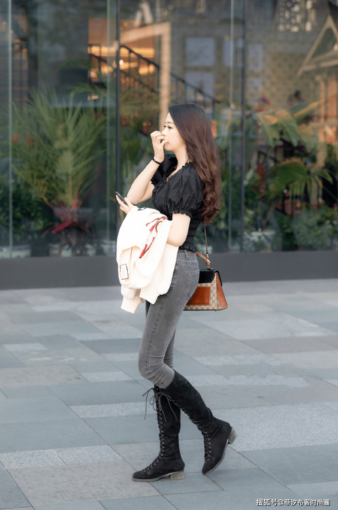 牛仔裤和靴子是搭档,发挥时尚功效,优化身材比例