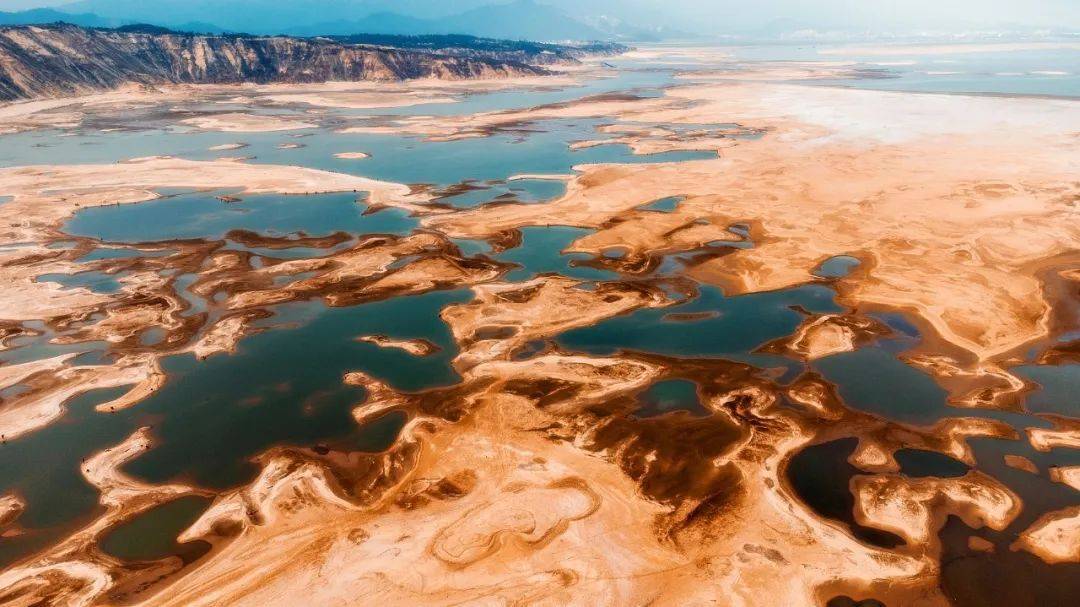 鄱阳湖湖畔奇异沙山的形成一方面是因为地质变迁古风成沙丘再次受到