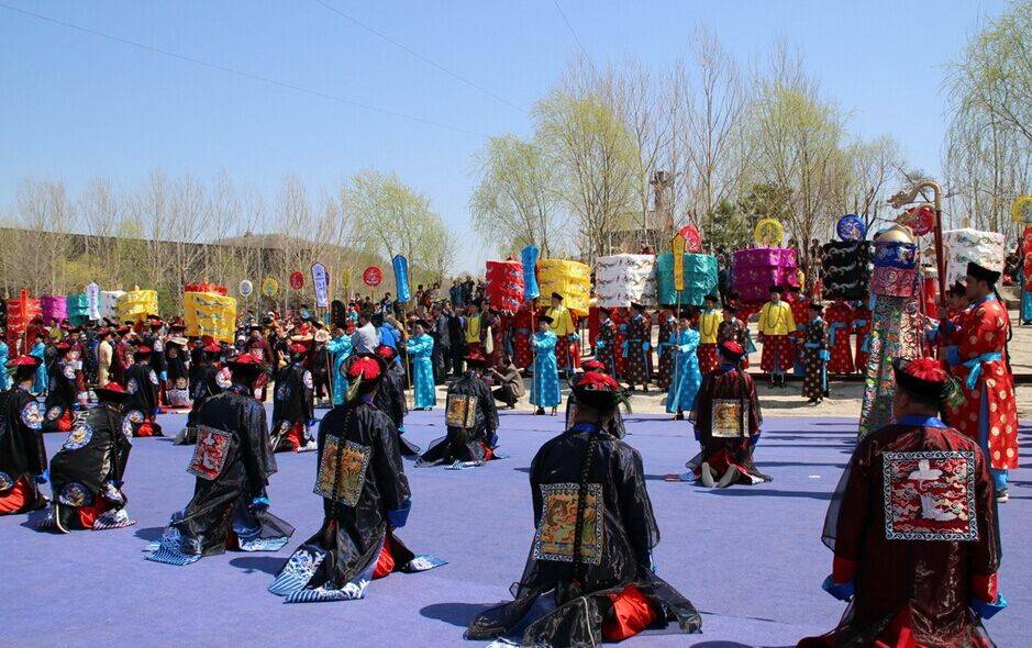 祭祖典礼完全依照清皇室传统进行,非常繁琐,八旗大阵,乐舞迎神,献玉帛