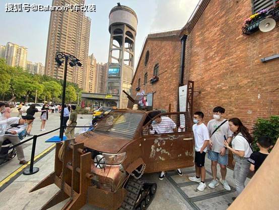 《迷失蔚蓝》最硬核书粉打造废土风格"末日战车"