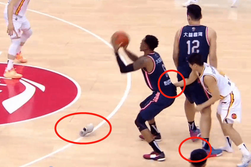 原创踩掉对手的鞋子他拉着马尚布鲁克斯不放裁判为啥不吹犯规