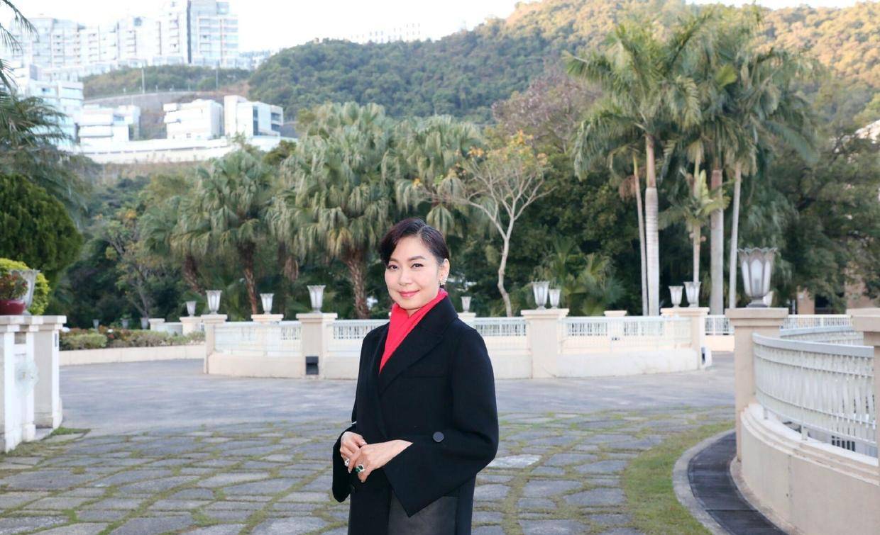 58岁的邝美云已是大婶年纪,印花连衣裙搭西服,干练洋气不显老