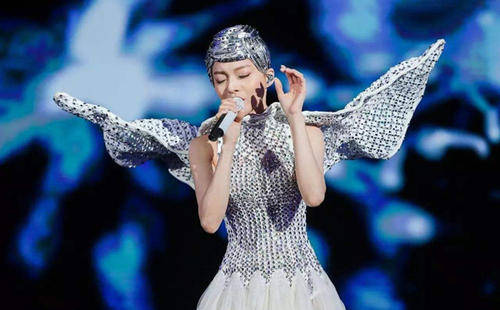 张韶涵被辛辣嘲讽,"金曲歌后"成油腻代言人,真是讽刺啊_王小帅