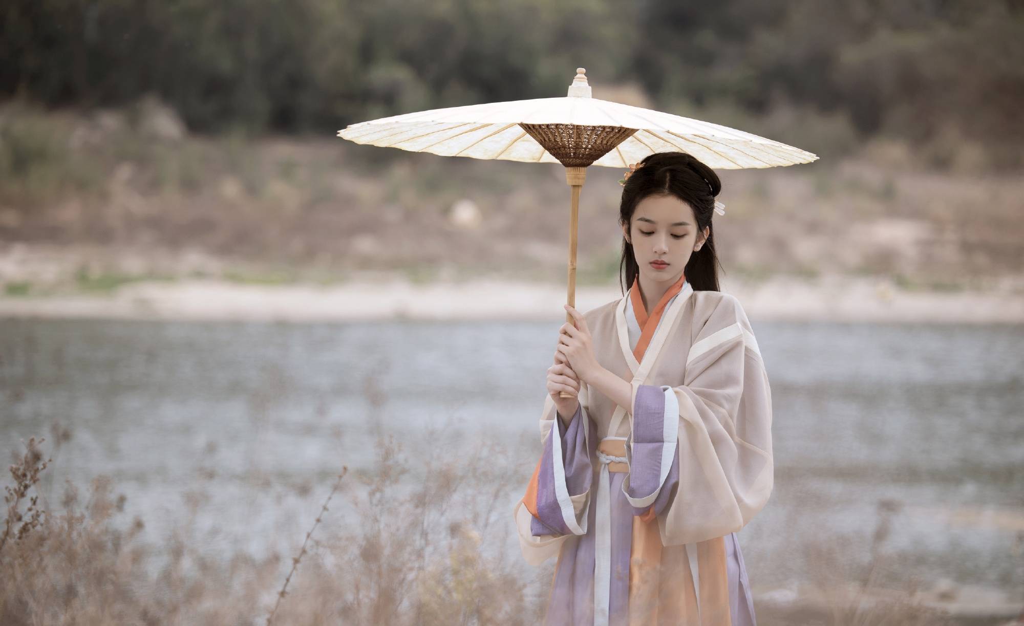 周也古装撑伞造型曝光 相比关晓彤出圈名场面 你更喜欢谁 电影