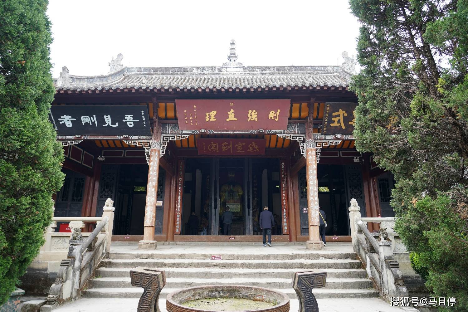 逛完了张桓侯祠后不妨沿着老街小巷往南走一路前行到华光楼,比起重建