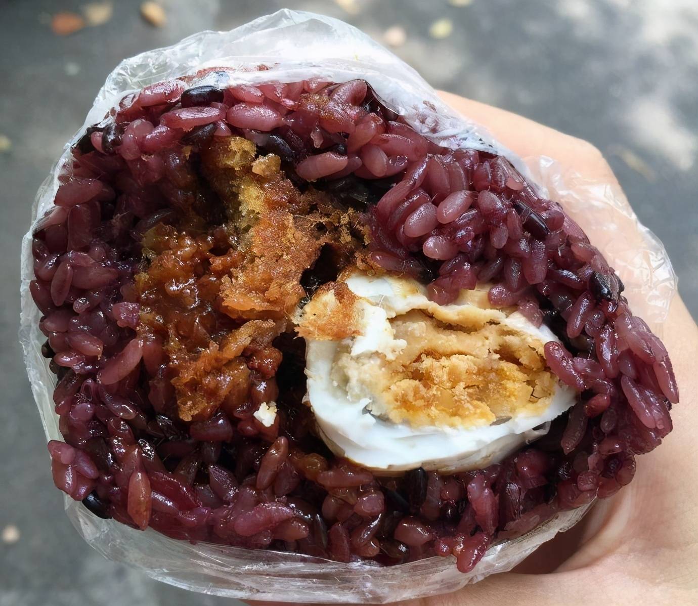 這種糯米包油條，你喜歡吃甜口還是鹹的？ 熱愛美食 第6张