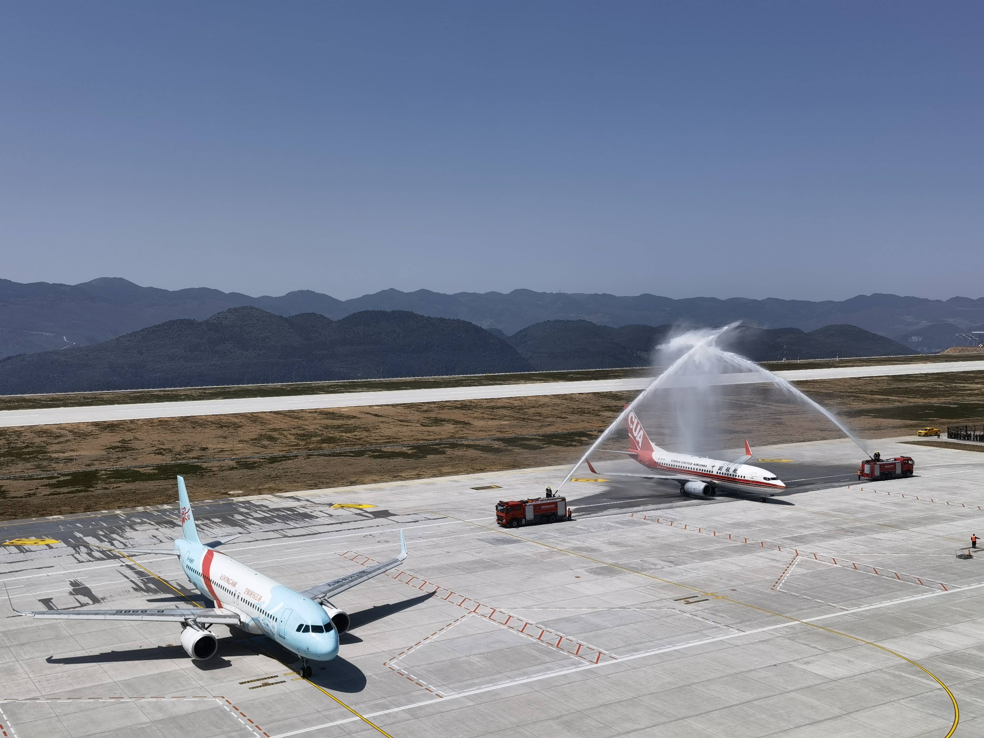 第一架飞机来了重庆仙女山机场过水门相迎